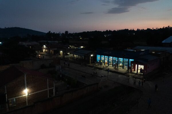 Vue depuis l'hotel sur la nuit qui tombe.