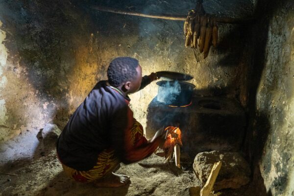 Préparation du repas et cuisson sur un foyer amélioré.