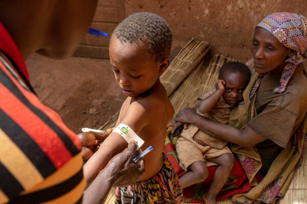 Visite d'une Agent de Santé Communautaire (ASC) dans un ménage. Colline Ninga, Butaganzwa, Kayanza Visite d'une ASC dans un ménage.
Mesure (à la moitié du bras) du périmetre brachiale, indicateur de la malnutrition.
La couleur lue sur la règle indique l'éventuelle malnutrition de l'enfant.
Si c'est rouge, il s'agit de malnutrition sévère, l'ASC l'indique au centre de santé.