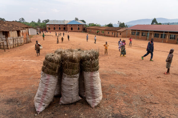 Sacs de charbon sur la place de Butaganzwa, Kayanza