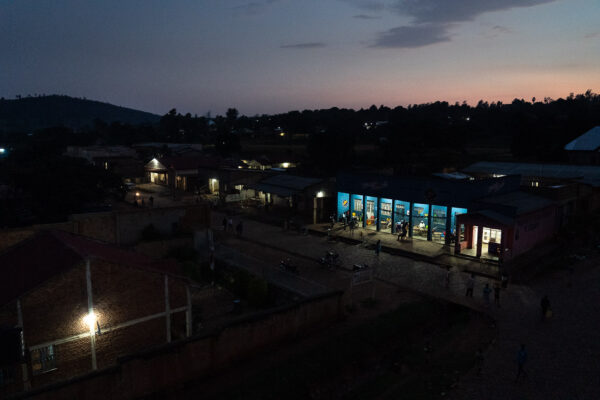 Vue depuis l'hotel sur la nuit qui tombe.