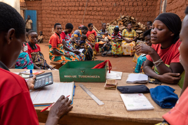 Réunion du Village Saving Learning Association,
ou AVEC (Association Villageoise Epargne et Crédit)
L'asso Abajamu Gambi de la colline de Monge comprend 25 membres, se réunit tout les jeudis.
Il y a une présidente (à G), secretaire (centre) et trésorière (Dte).
La séance se déroule en 6 temps :
1 / Appel
2 / Paiement des frais de solidarité (100 FB)
3 / Amandes (retards, abscences, bavardage...)
4 / Epargne (entre 500 et 2500 FB)
5 / Octrois de credit
6 / Proclamation de l'argent perçu / Solde