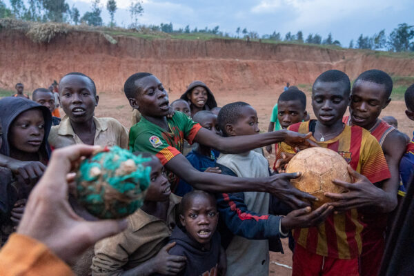 Match de foot et ballon artisanal.