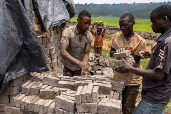 Fabrication de briques de terre cuite.
L'argile est extraite du sol, moulée en briques et séchée au soleil.
On monte un tas avec la place pour des foyers.
On recouvre de terre, on allume le feu et les briques cuisent.
Fonctionnement en coopérative ou chacun est payé selon le nombre de briques produites, entre 5 et 8000 FB / jour.